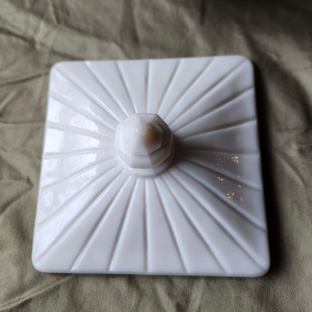 1940-50's Westmoreland 'Old Quilt' lidded compote/honey box milk glass - Picture 3 of 8